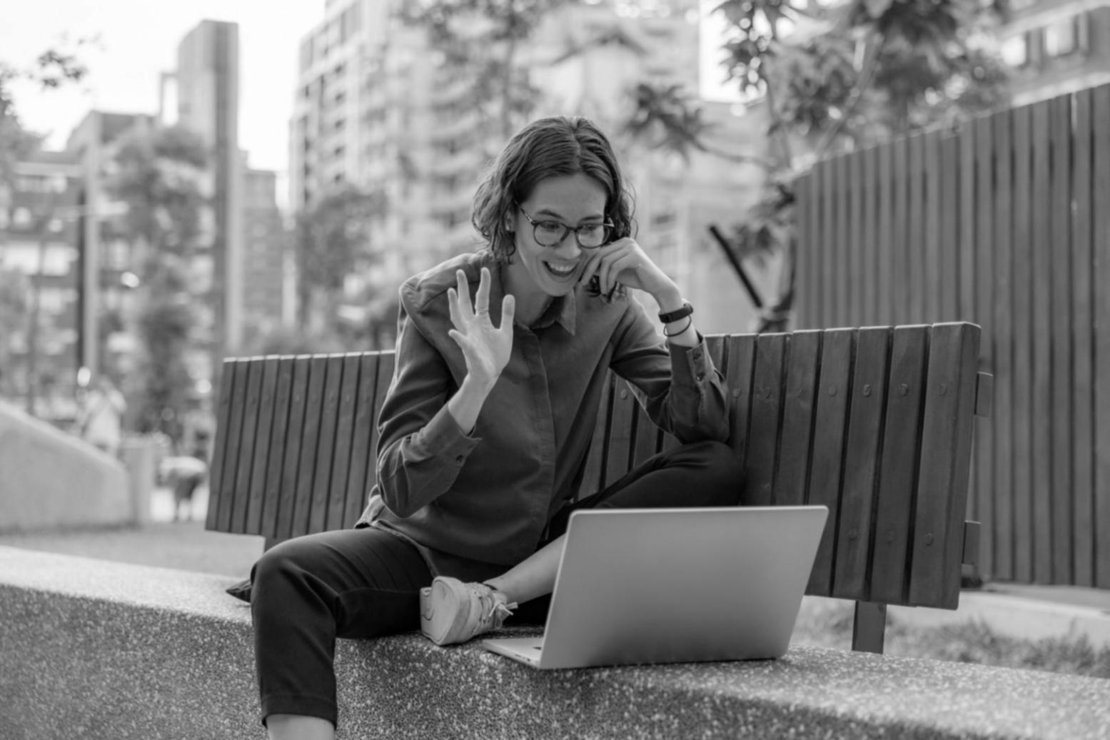 Estudiantes trabajando en ejercicio práctico de estructuración financiera